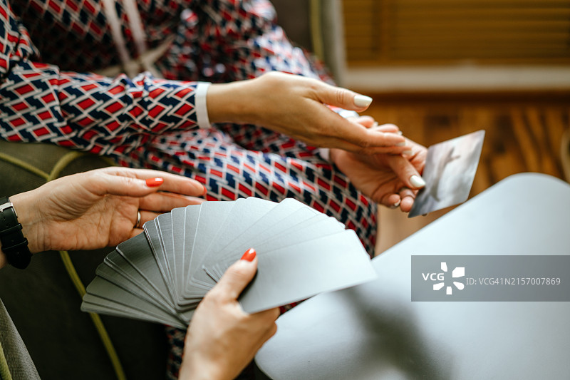 坐在扶手椅上聊天的两个女人图片素材