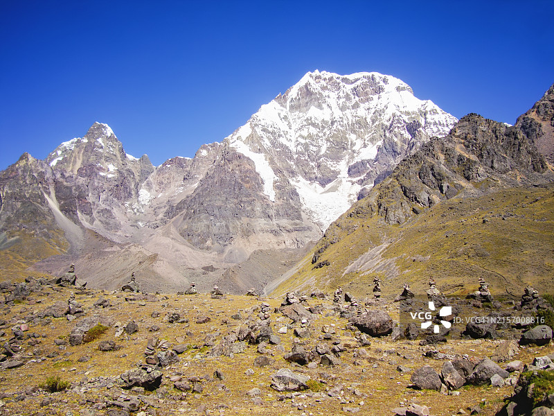 清澈蓝天下的壮丽奥桑加特山图片素材