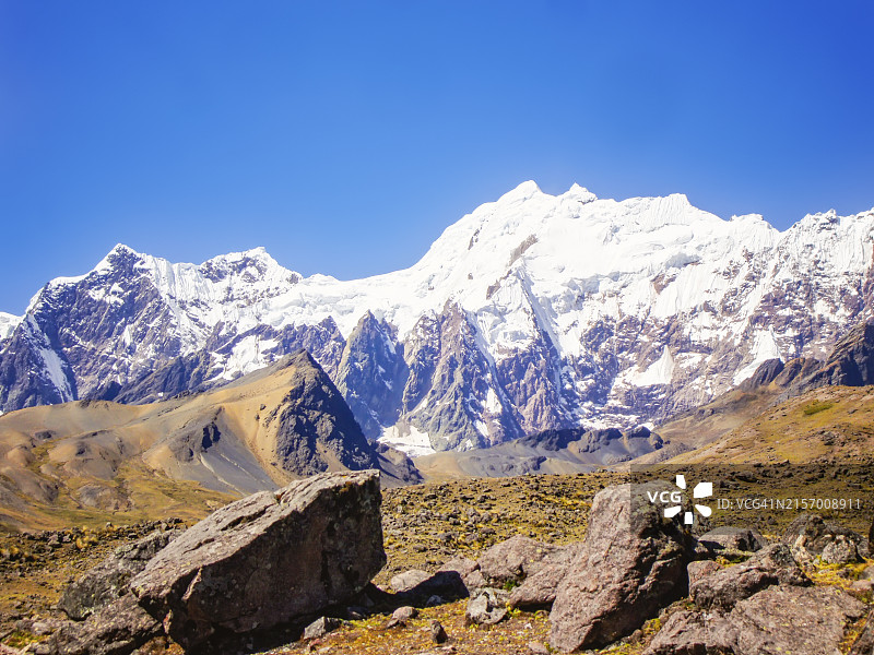 清澈蓝天下的壮丽奥桑加特山图片素材