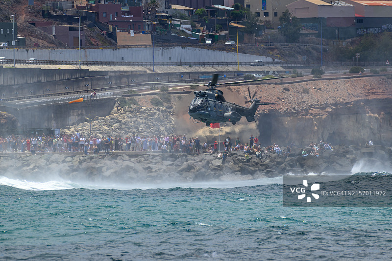 西班牙空军在模拟演习中海岸附近的搜救直升机(AS332超级美洲狮)图片素材