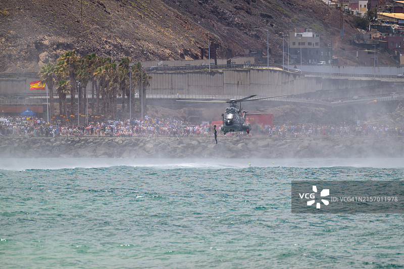西班牙空军在模拟演习中海岸附近的搜救直升机(AS332超级美洲狮)图片素材