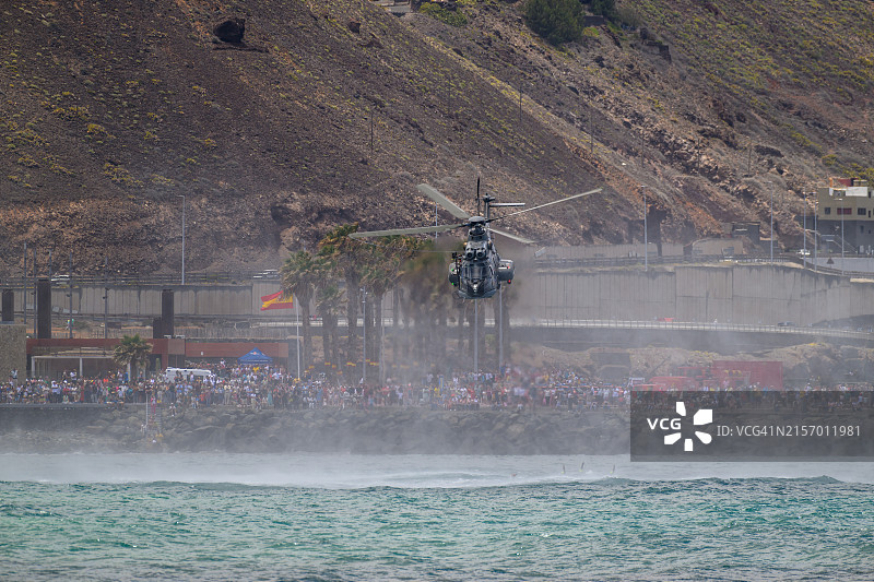 西班牙空军在模拟演习中海岸附近的搜救直升机(AS332超级美洲狮)图片素材