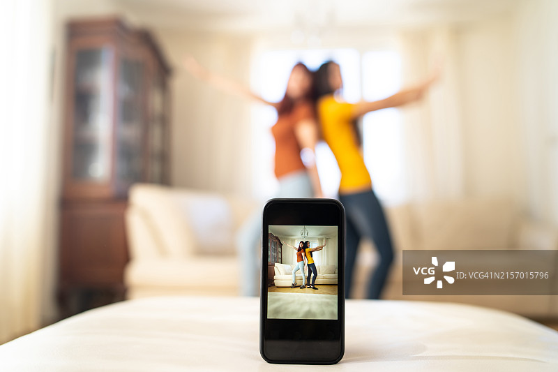 两个朋友录制跳舞自拍视频图片素材