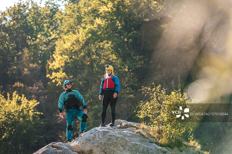 成年人在漂流之旅的岩石上图片素材