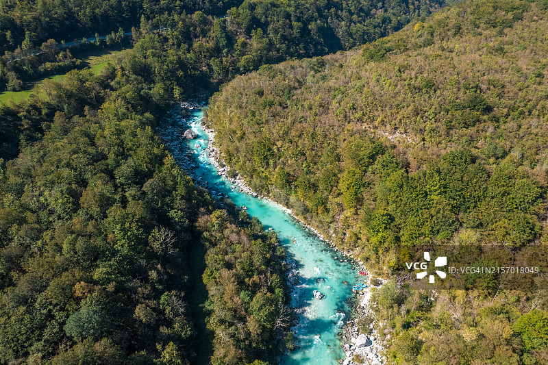 航拍茂密森林中蜿蜒的宁静河流图片素材
