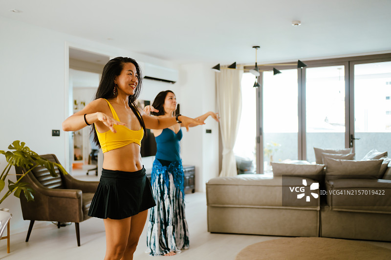 一群穿着漂亮服装的女性朋友表演肚皮舞的照片图片素材