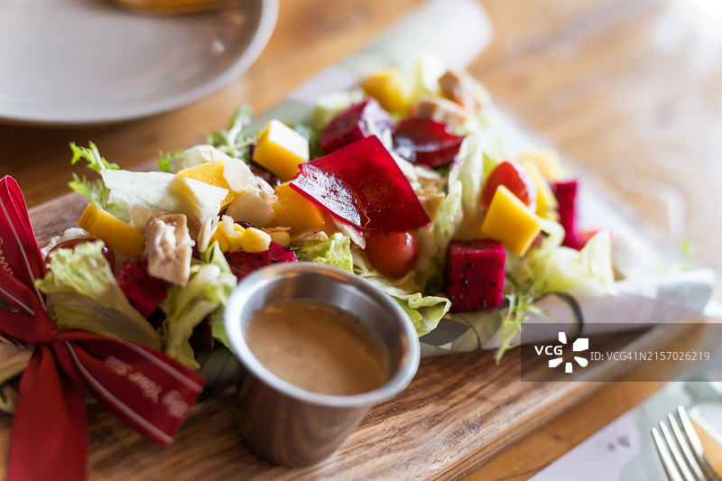 盘中沙拉特写图片素材