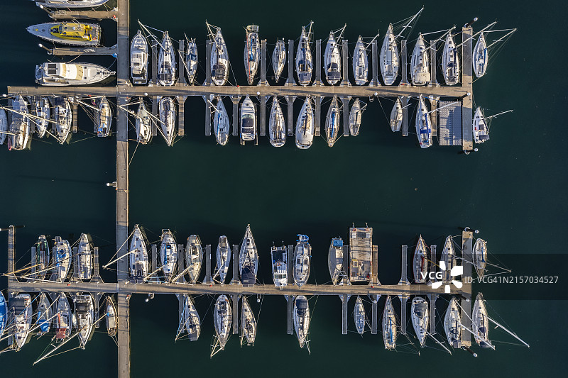 停泊着豪华游艇的码头航拍图片素材