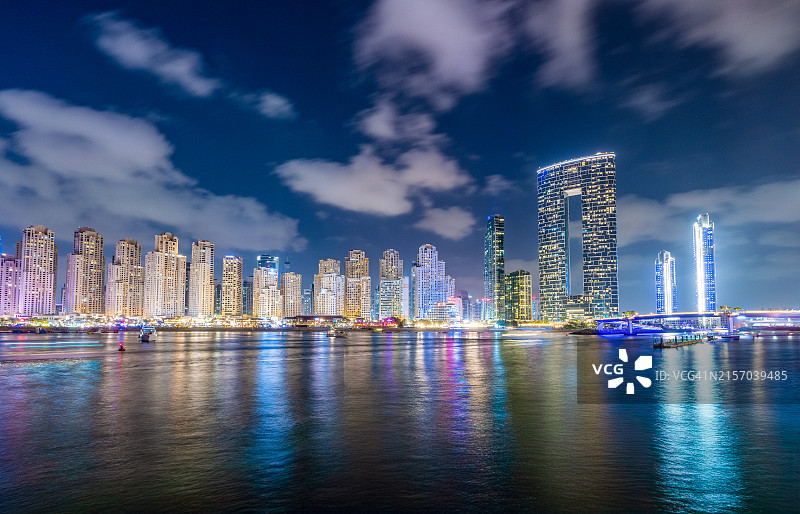 迪拜码头夜间天际线图片素材