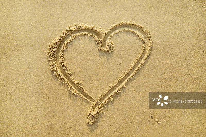 沙滩上的心形图案图片素材