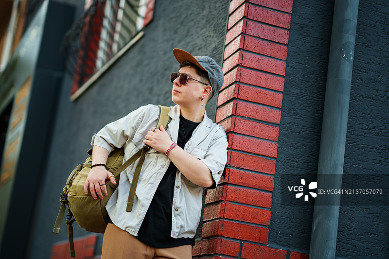 背着背包在街上行走的年轻女人图片素材