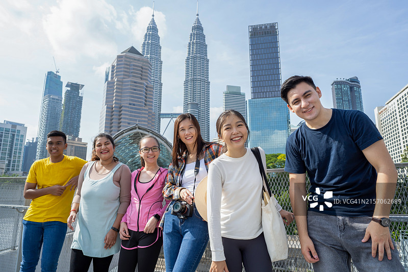 朋友们旅行并对着镜头微笑图片素材