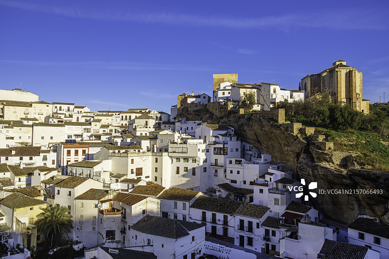 西班牙安达卢西亚Setenil de las Bodegas全景图片素材