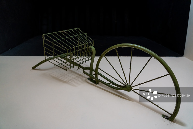 墙上的自行车形状装饰品图片素材