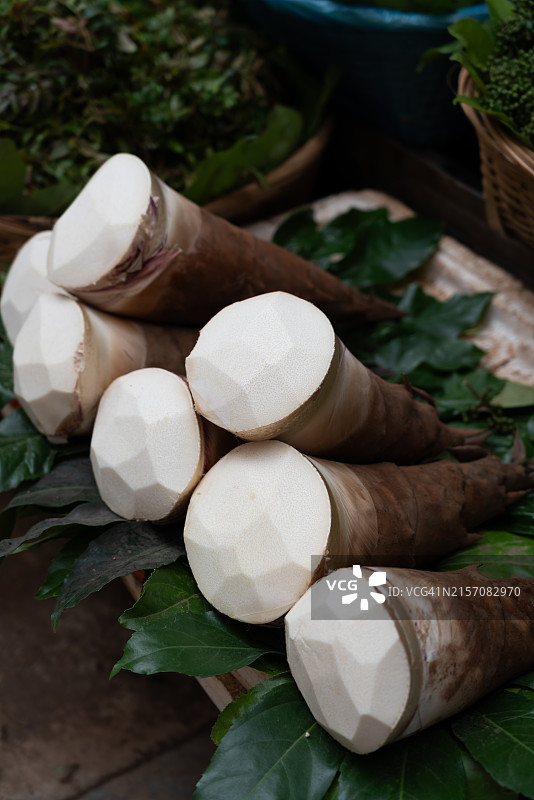 蔬菜市场堆积的新鲜竹笋图片素材