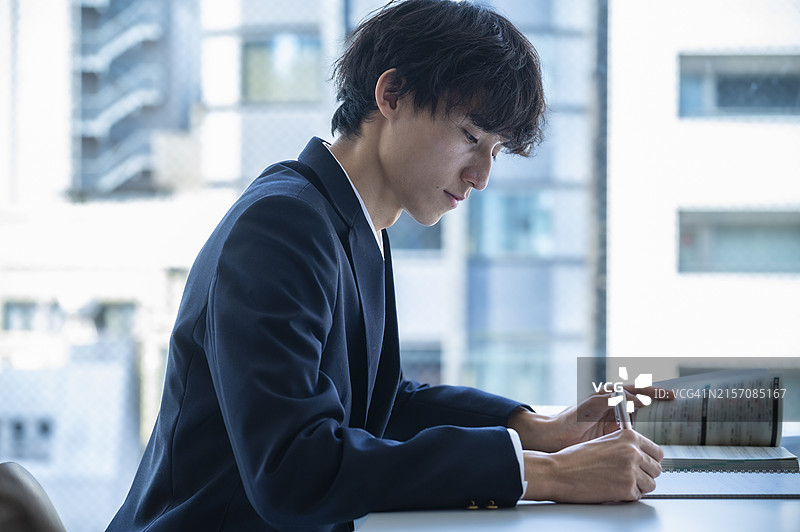 日本高中生写课堂笔记。图片素材