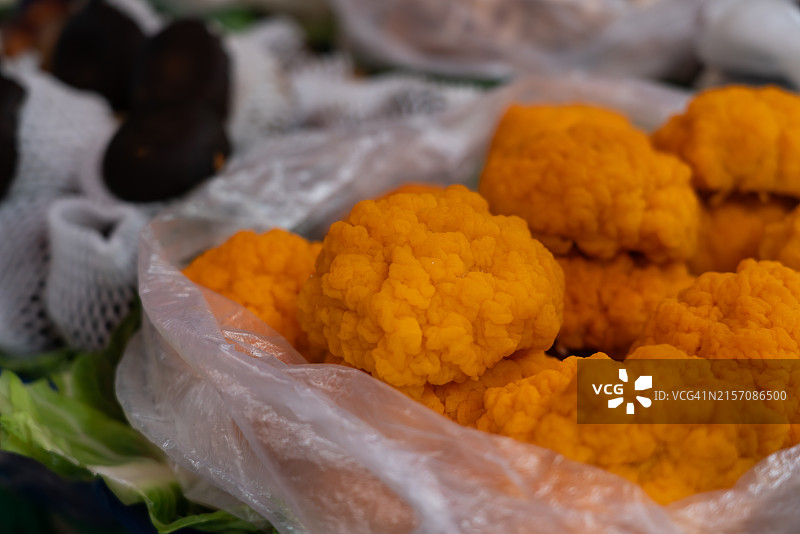 云南蔬菜市场上的野生蘑菇图片素材