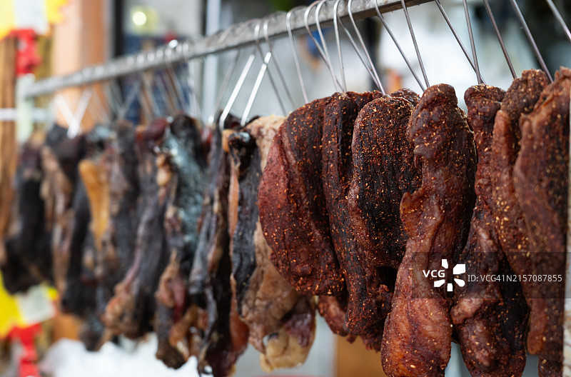 蔬菜市场里悬挂的培根图片素材
