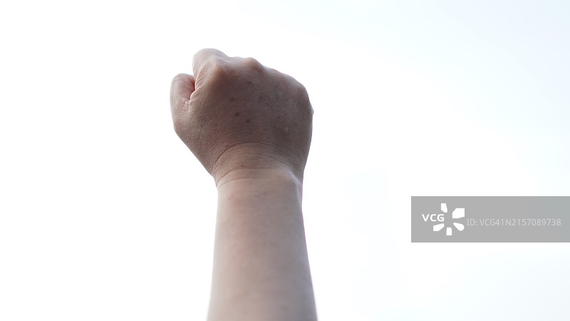 男人紧握拳头指向天空图片素材