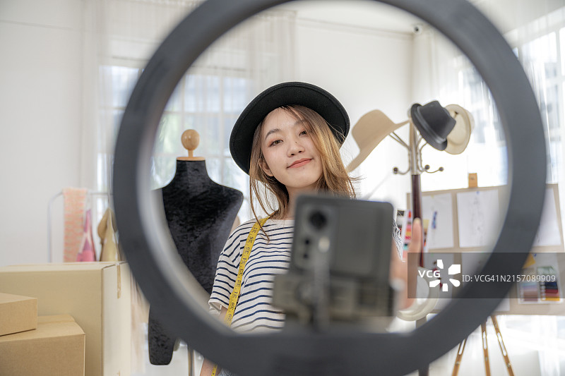 年轻设计师在工作室广播图片素材