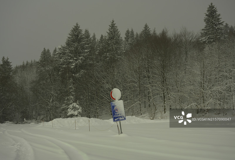 德国北莱茵-威斯特法伦州温特贝格：绍尔兰地区的雪路图片素材