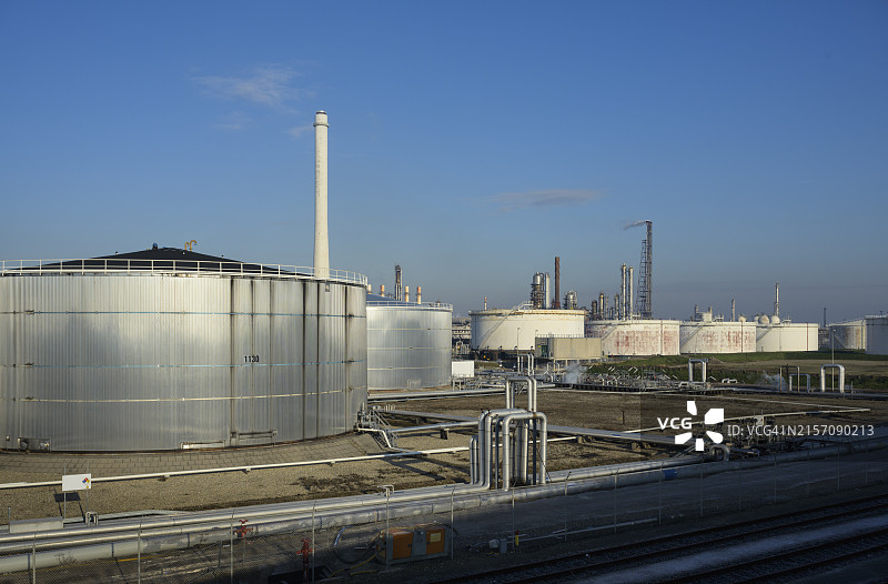 荷兰南荷兰省鹿特丹：商业码头中的炼油厂图片素材