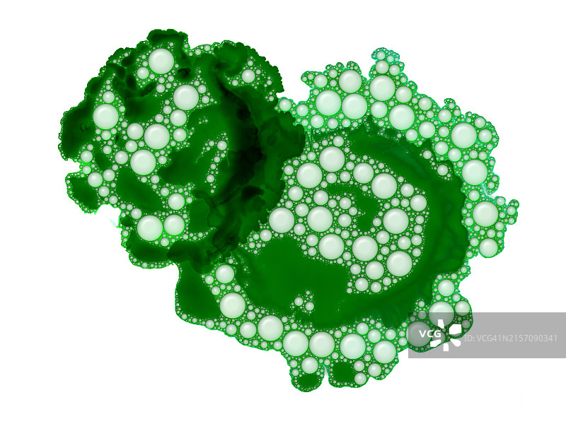 白色画布上混合着带有小气泡的绿色和黑色液体图片素材