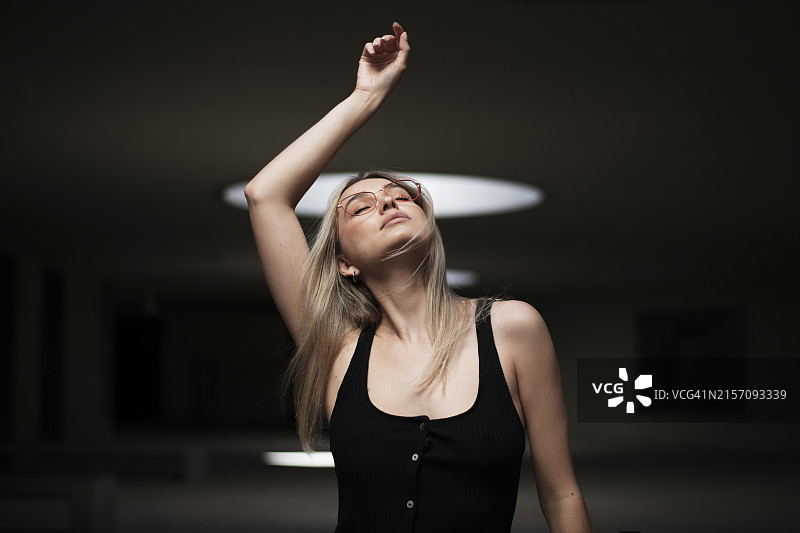 跳舞的金发年轻女人图片素材