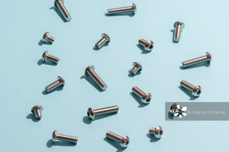 蓝色背景上的各种螺丝图片素材
