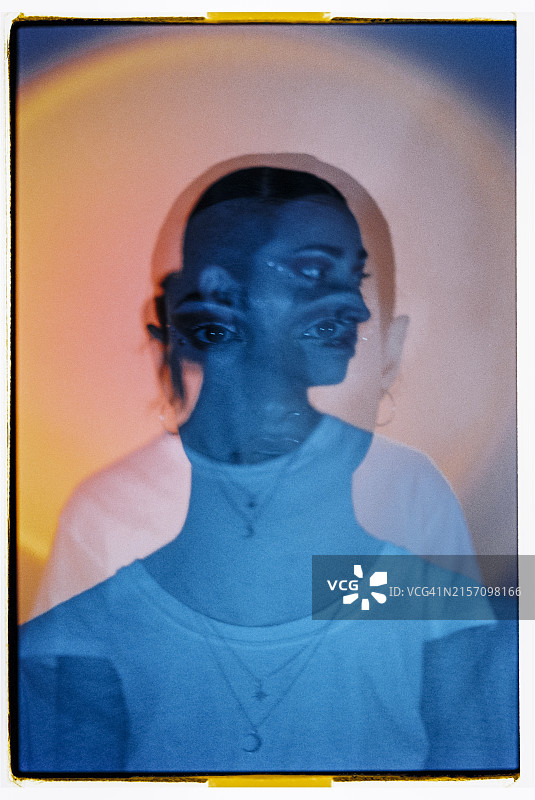 彩色背景下的女子多次曝光图片素材