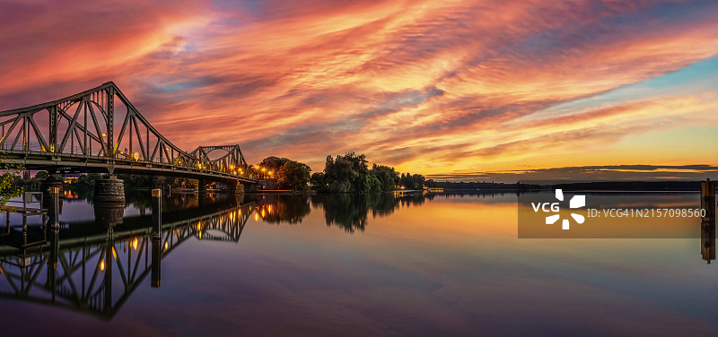 日落时分，格林尼克桥横跨德国首都柏林和波茨坦之间的哈弗尔河图片素材