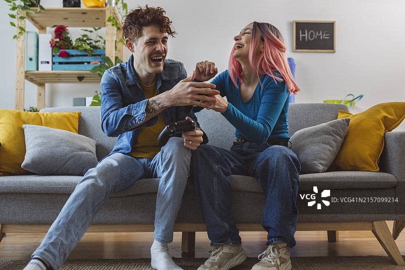 朋友们在家一起玩电子游戏图片素材