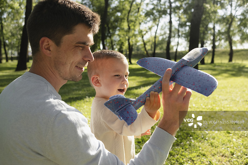 父子在公园玩玩具飞机图片素材