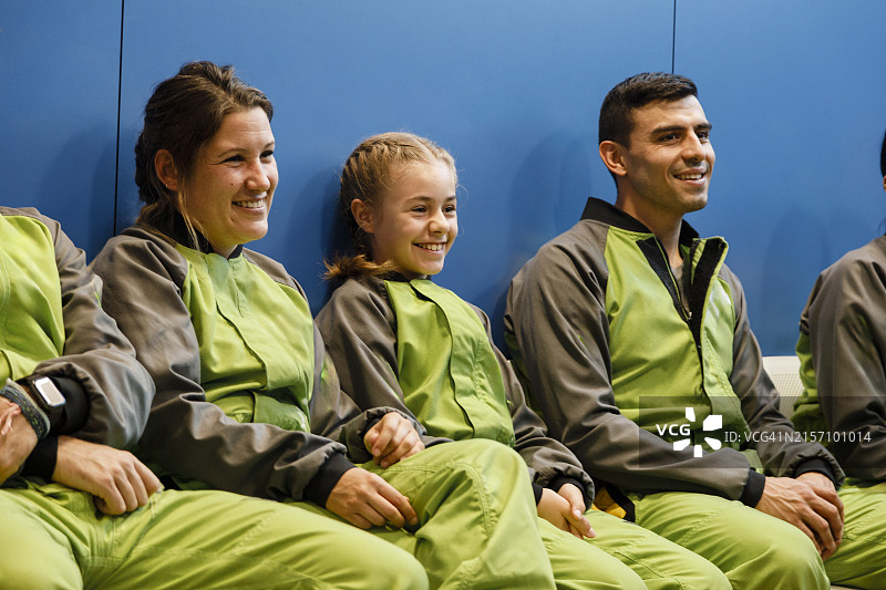 运动服参与者在室内跳伞训练中心就座图片素材