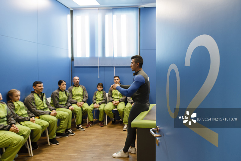 教练在跳伞中心与学员讨论图片素材