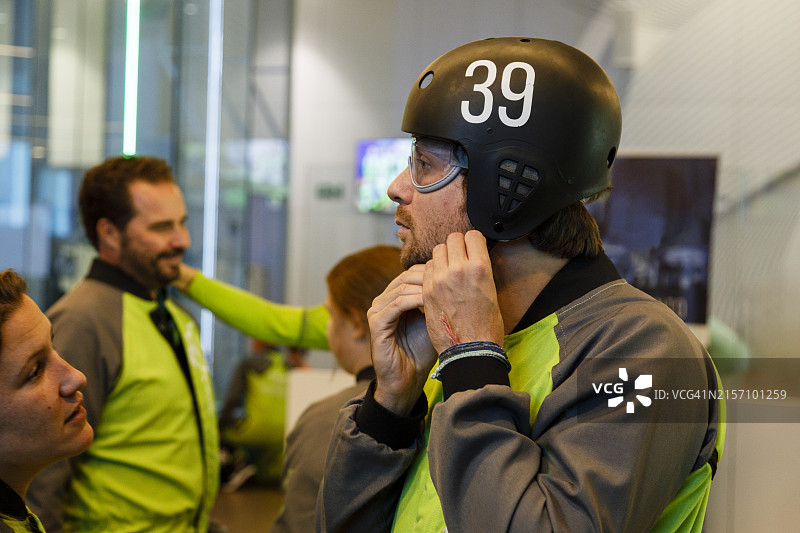 男人在室内跳伞中心戴着头盔图片素材