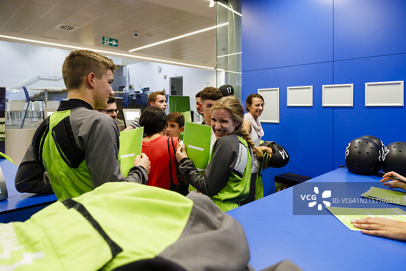 在室内跳伞中心拿着证书的快乐参与者图片素材