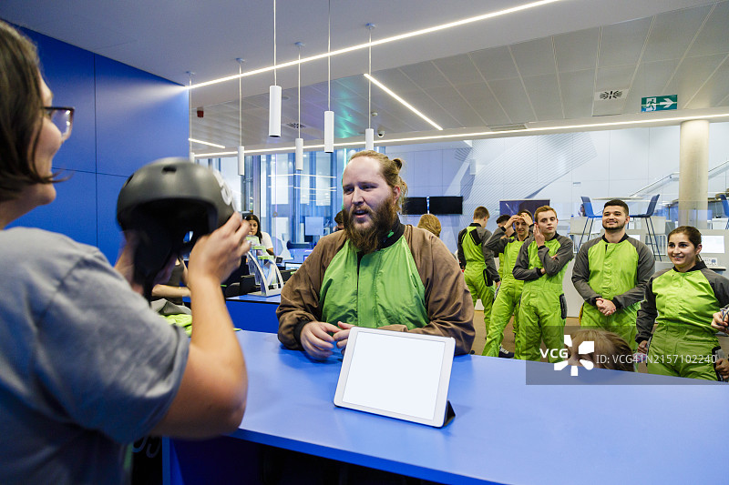 接待员向中心参与者讲解说明图片素材