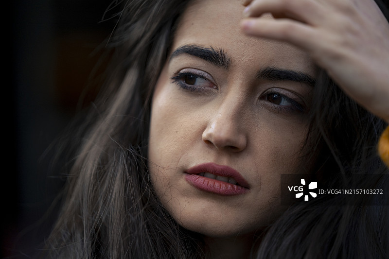 涂红色口红的年轻女子图片素材