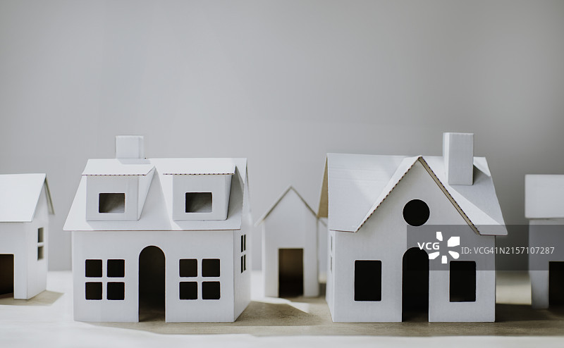白色小纸板房子陈列图片素材