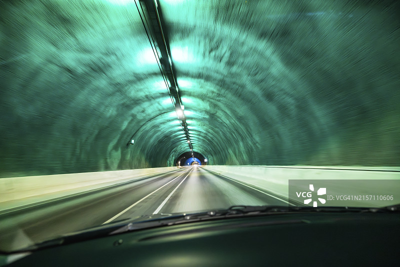 在法罗群岛水下隧道中行驶的汽车图片素材