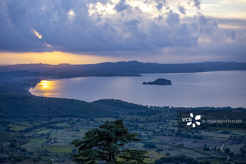 从蒙泰菲亚斯科内看博尔塞纳湖，维泰博省，拉齐奥，意大利图片素材