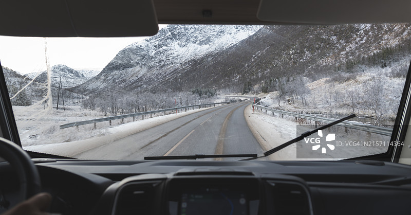 雪山附近道路上汽车的视角图片素材
