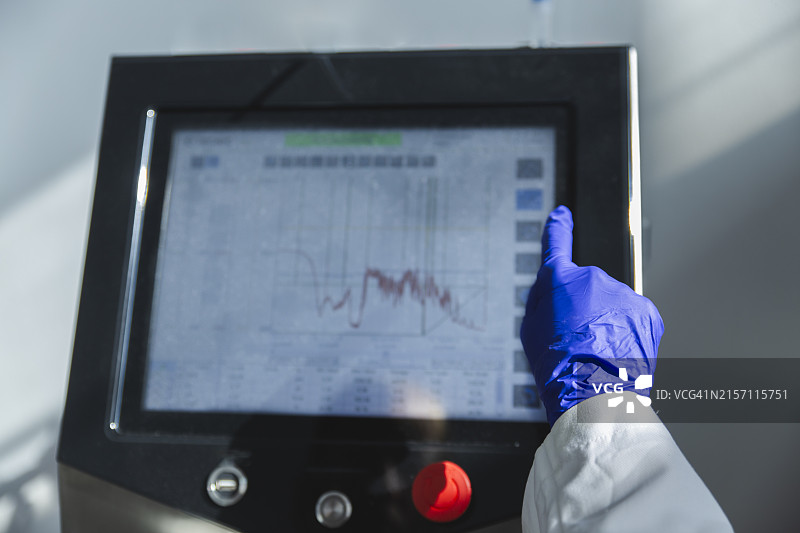 科学家在实验室操作生物反应器图片素材