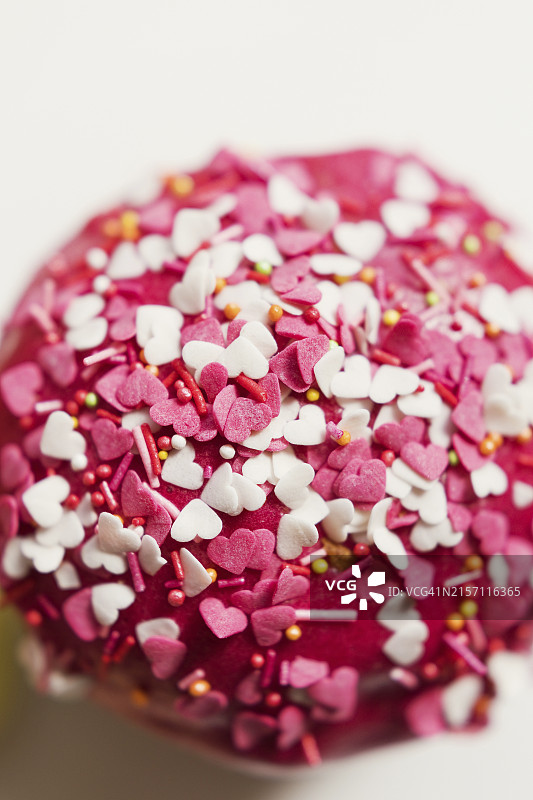 白色背景上的红色心形糖屑蛋糕图片素材