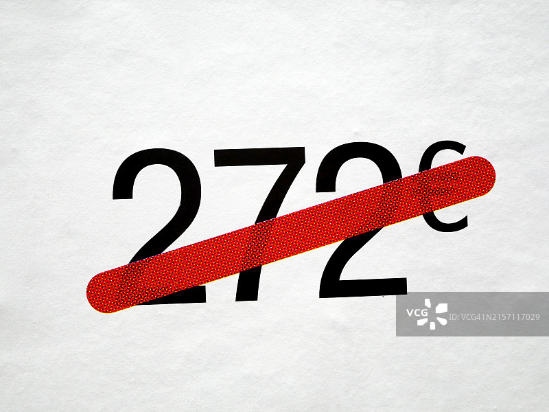 巴黎海报特写：红色划掉的272欧元价格图片素材