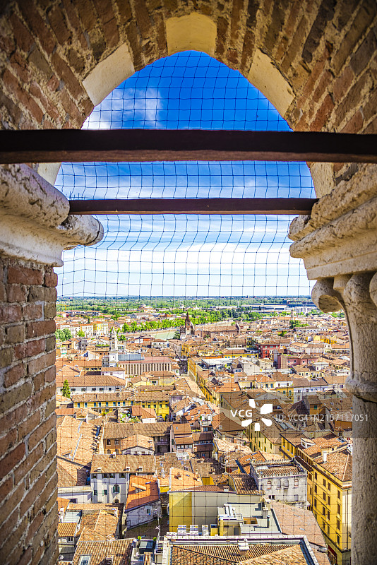 透过兰贝蒂塔之窗看维罗纳，意大利威尼托图片素材