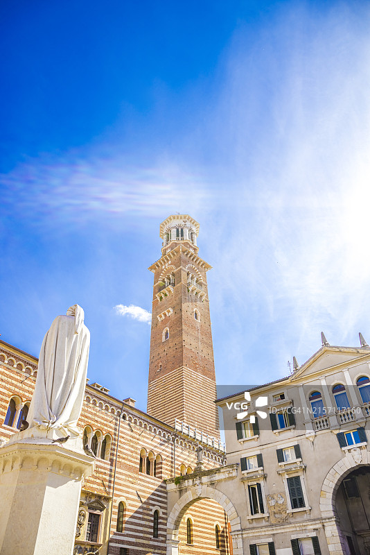 意大利维罗纳领主广场的兰贝蒂塔和但丁·阿利吉耶里纪念碑图片素材