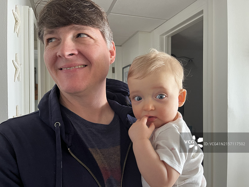 男人抱着女婴，度假中的家庭时光图片素材