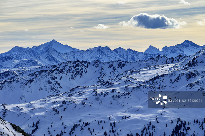 奥地利蒂罗尔基茨比厄尔阿尔卑斯山大塔恩山脉雪山风光图片素材